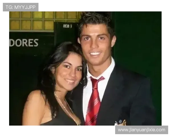 C罗领衔的足球传奇:从年轻天才到世界足坛巨星的崛起与辉煌 C罗领衔的足球传奇:从年轻天才到世界足坛巨星的崛起与辉煌