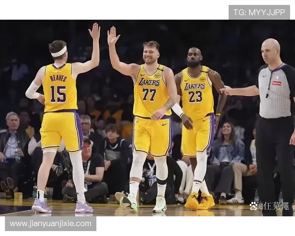 詹姆斯领衔湖人迎战勇士 新赛季首场焦点对决展现激烈竞争态势