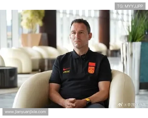 中国足球队备战亚洲杯,主教练强调团队协作与年轻球员成长 中国足球队备战亚洲杯,主教练强调团队协作与年轻球员成长