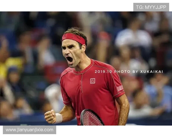 费德勒再度现身公开赛现场引发球迷热议重燃回归赛场期待